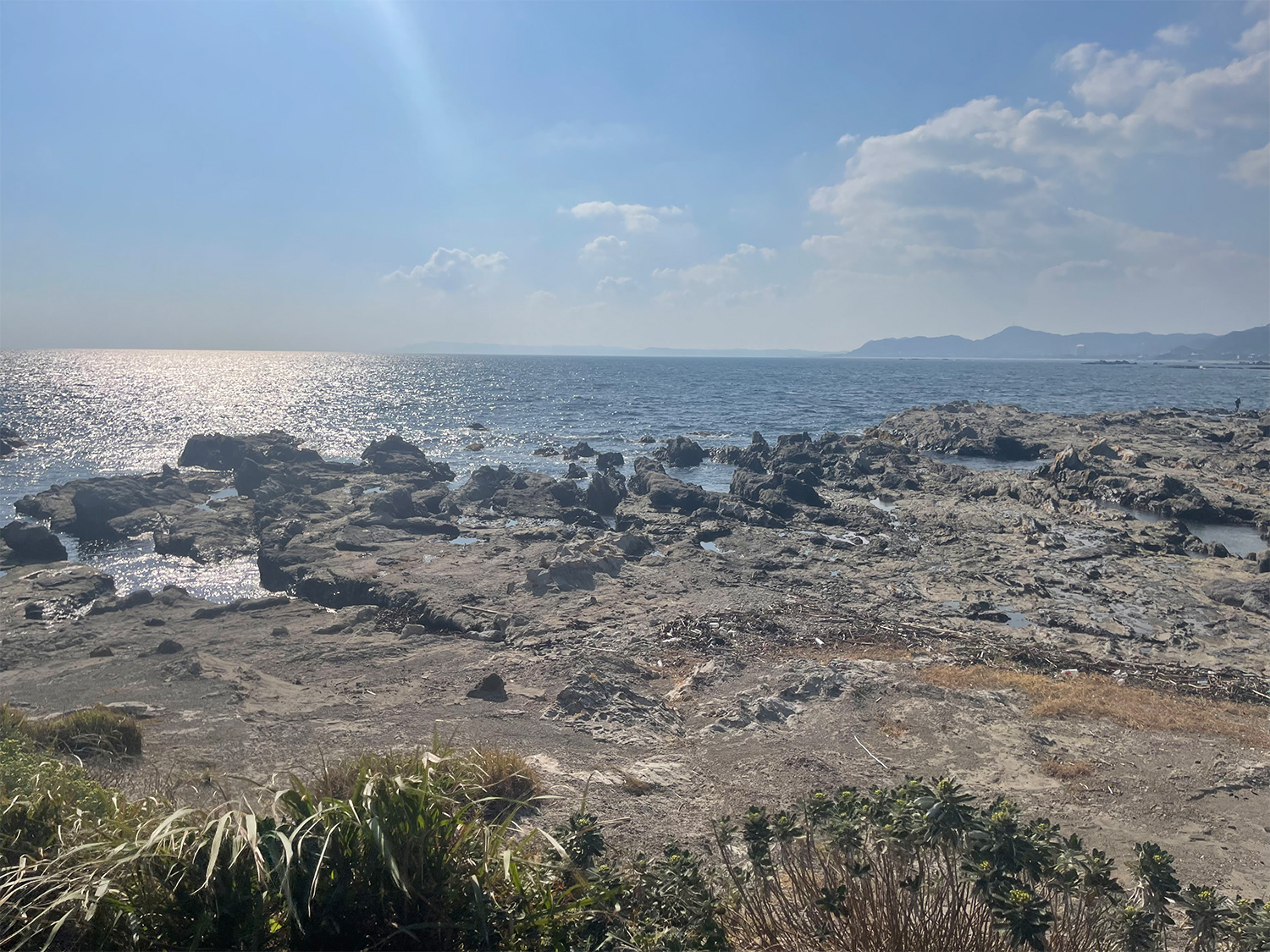 江見吉浦 海辺のキャンプ場 岩場